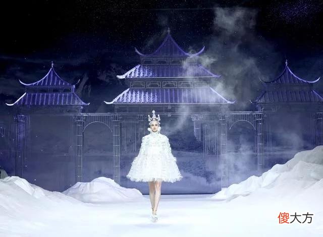 【就爱时尚】(文化)中国国际时装周(2023春夏系列)开幕秀在京举行