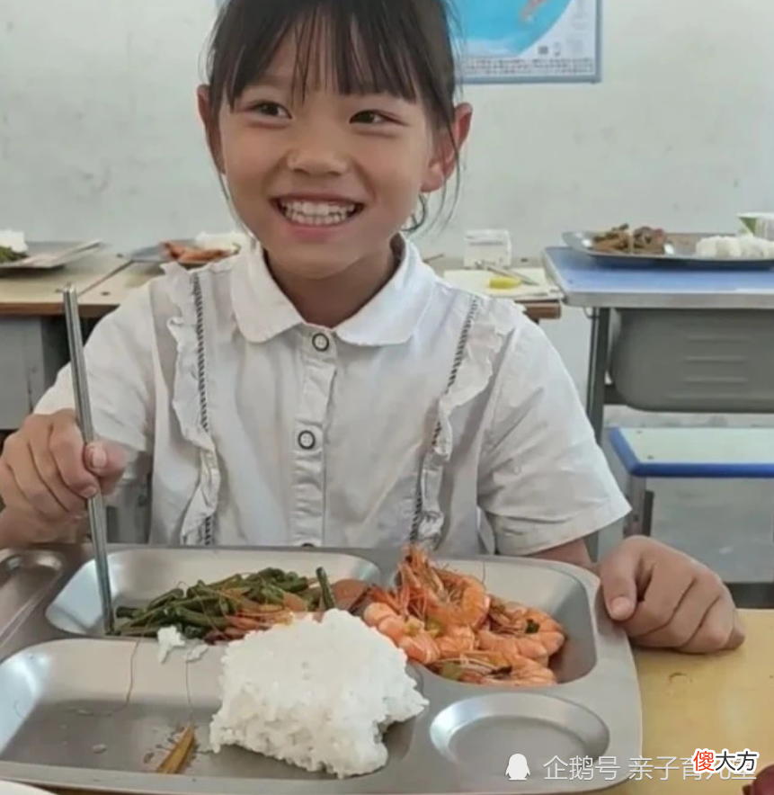 “这是留给俺妈的”，小学生把虾留给妈妈吃，她懂事得让人心疼