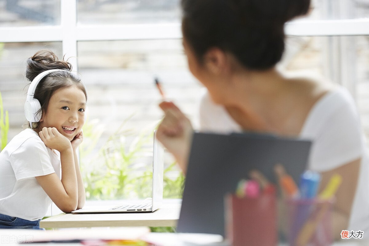 撞见女儿“夹腿”，亲妈1句话把孩子骂哭！聪明妈妈用这3招，既不尴尬，也给孩子留足面子
