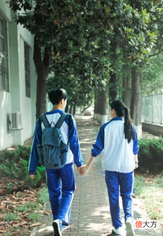 撞见女儿“夹腿”，亲妈1句话把孩子骂哭！聪明妈妈用这3招，既不尴尬，也给孩子留足面子