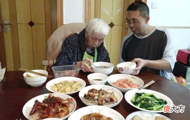 “妈妈，你为什么不去照顾奶奶？”宝妈的回复很得体，却十分扎心