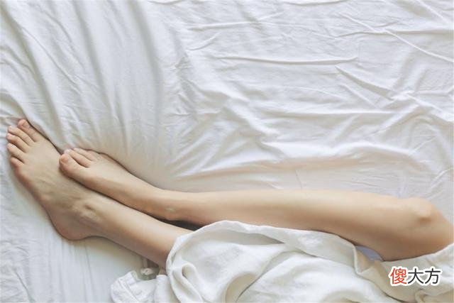 孕期有一种痛叫“腿抽筋”，不要掉入补钙怪圈，还有这3方面原因