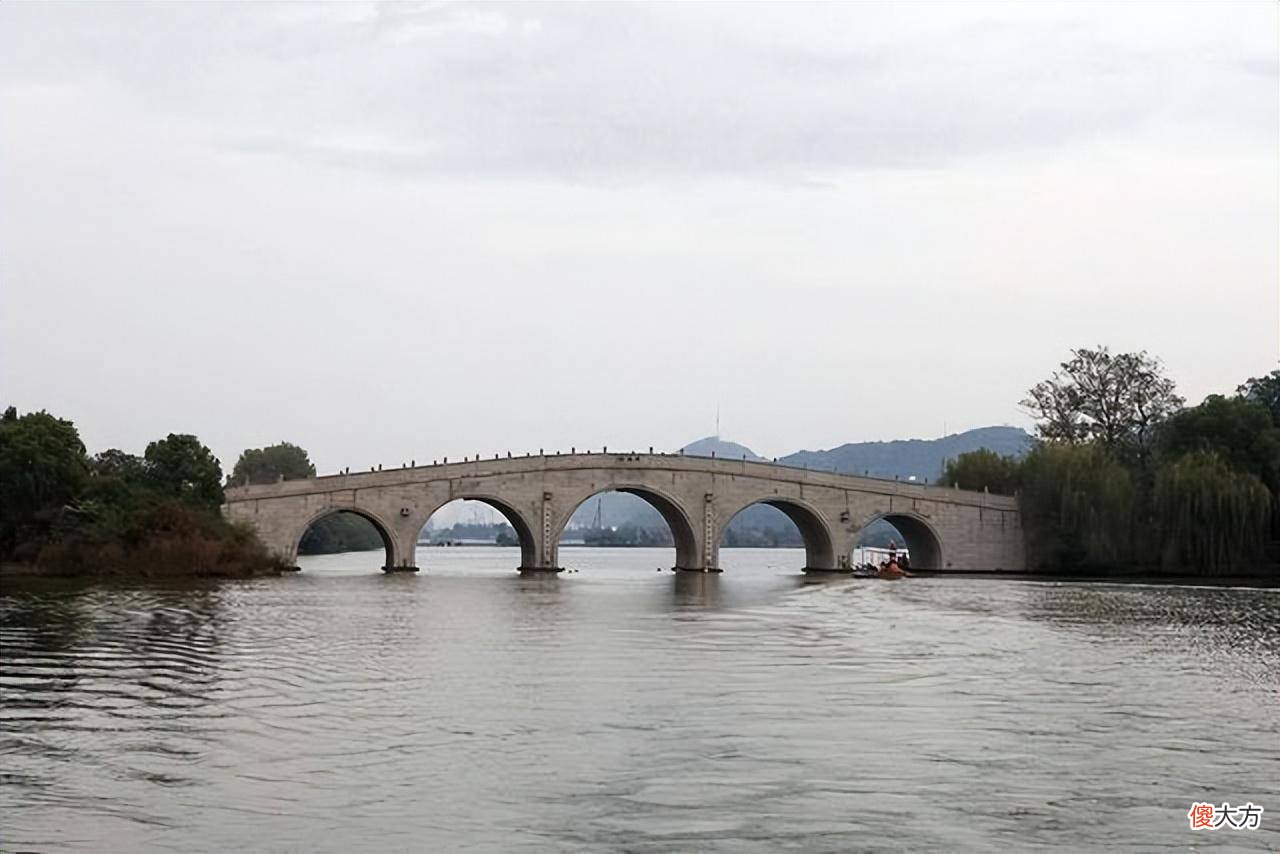 【历史故事】跨湖桥遗址出土“谜”样陶器，经老瓷工的辨认，它的名字叫陶里手