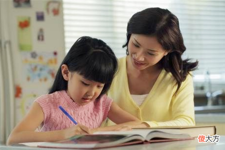 有种惆怅叫“禁止家长批改作业”，监督电话摆在那，打还是不打？