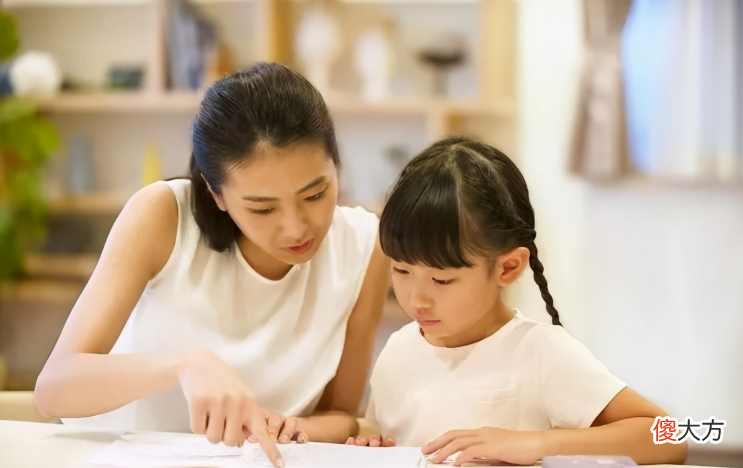 有种惆怅叫“禁止家长批改作业”，监督电话摆在那，打还是不打？