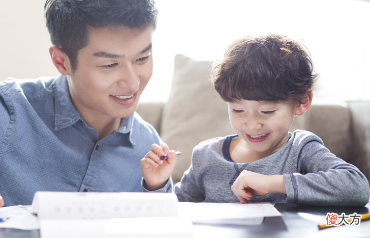 有种惆怅叫“禁止家长批改作业”，监督电话摆在那，打还是不打？