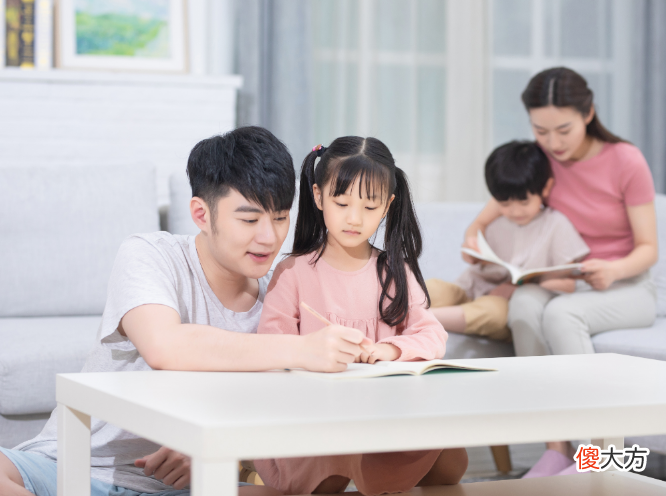 有种惆怅叫“禁止家长批改作业”，监督电话摆在那，打还是不打？