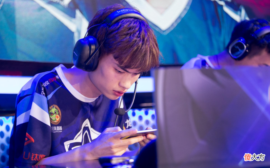 【游戏迷】电竞少年被伤病困扰，爱思为上场感冒后不敢吃药，他为此告别电竞