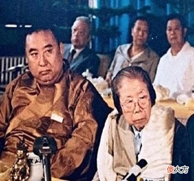 【爱历史】李洁：外公是开国上将，作为校花想给活佛说媒，结果却被活佛看上