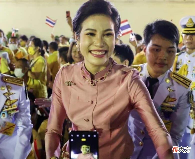 【历史故事】诗妮娜找到新靠山，佩戴原配红宝石项链炫耀，成功融入育坤家族