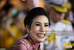 【历史故事】诗妮娜找到新靠山，佩戴原配红宝石项链炫耀，成功融入育坤家族