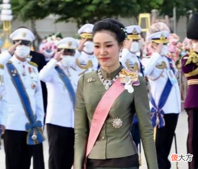 【历史故事】苏提达回归高调争宠，同框纳卡琳登上海报，彰显华裔血统地位崇高