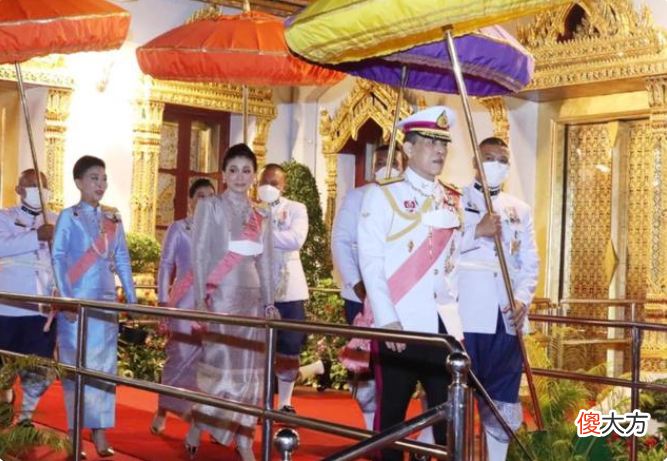 【历史故事】苏提达回归高调争宠，同框纳卡琳登上海报，彰显华裔血统地位崇高