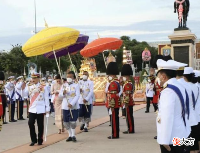 【历史故事】苏提达回归高调争宠，同框纳卡琳登上海报，彰显华裔血统地位崇高