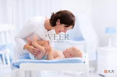 不要再给宝宝这样换尿不湿了！