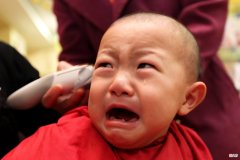 一去理发就哭闹的宝宝，往往是有原因的，父母要学会妙招引导