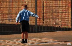 孩子从出生到18岁，要经历这4个重要阶段，父母要有针对性地培养