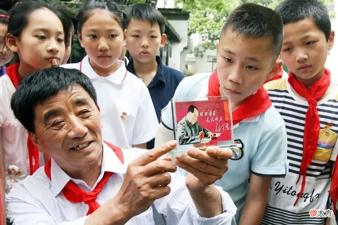 【历史故事】1951年获毛泽东主席“好好学习天天向上”题词的小学生后来怎样了？