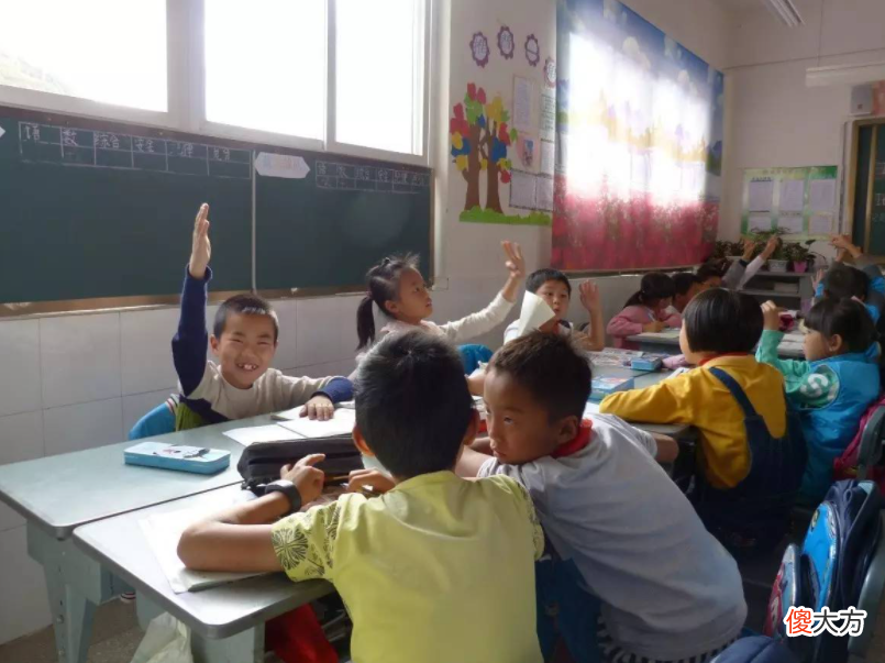 “穿这么少给谁看?”家长怒怼老师:教课还是“晒肉”?