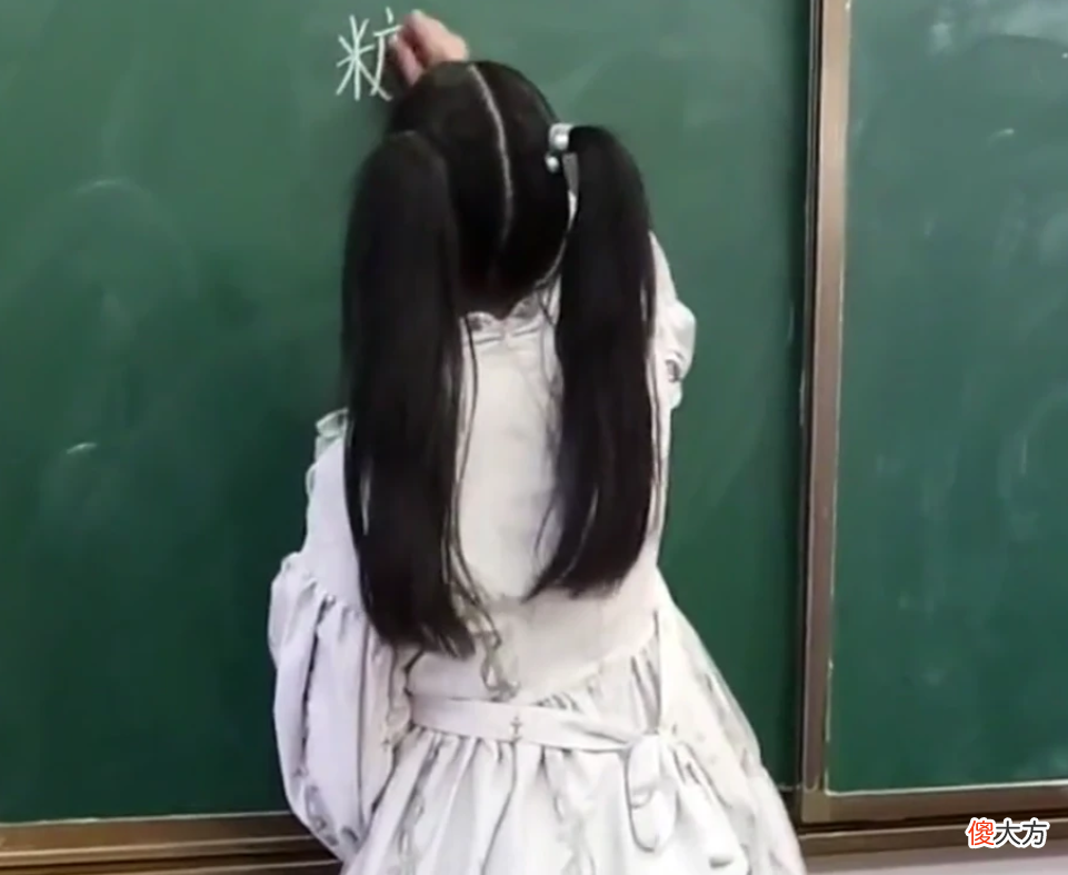 “穿这么少给谁看?”家长怒怼老师:教课还是“晒肉”?