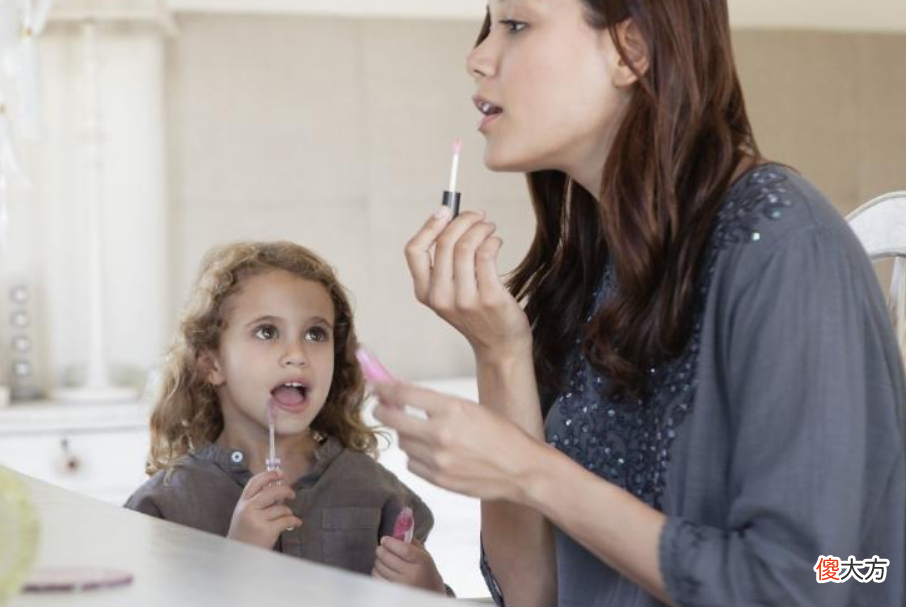 “穿这么少给谁看?”家长怒怼老师:教课还是“晒肉”?