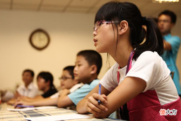 “穿这么少给谁看?”家长怒怼老师:教课还是“晒肉”?