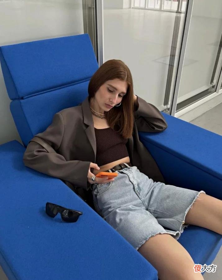 【时尚一点】俄罗斯穿搭博主 Alesya 毫不费力搭出时髦与酷飒感 小蛮腰真的好绝