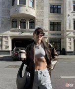 【时尚一点】俄罗斯穿搭博主 Alesya 毫不费力搭出时髦与酷飒感 小蛮腰真的好绝