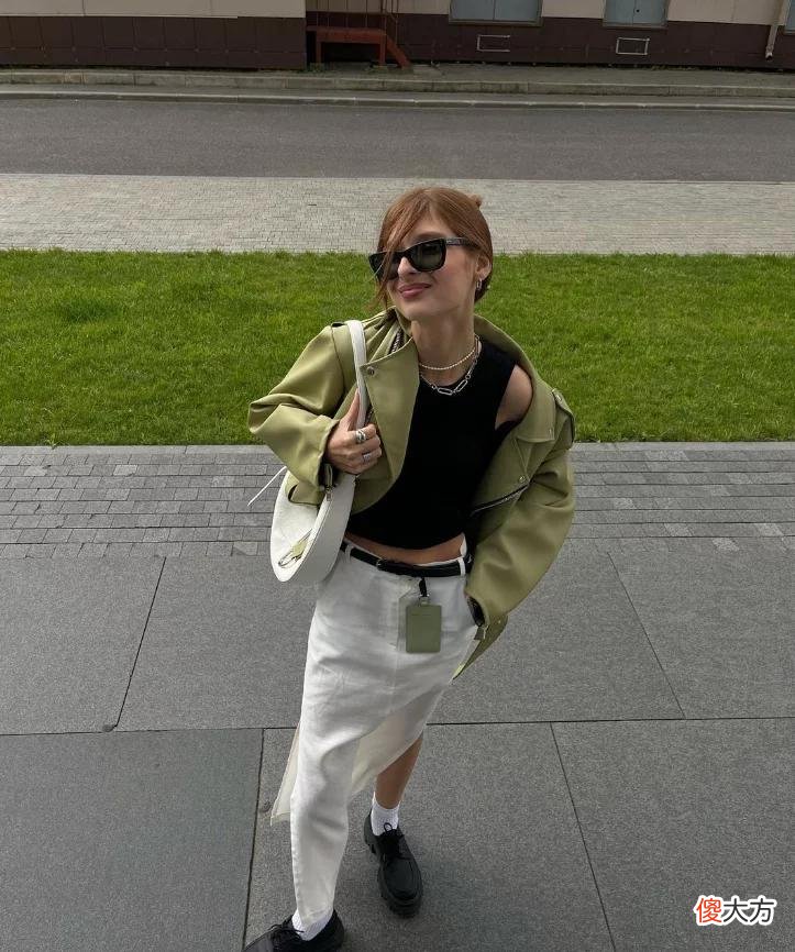 【时尚一点】俄罗斯穿搭博主 Alesya 毫不费力搭出时髦与酷飒感 小蛮腰真的好绝