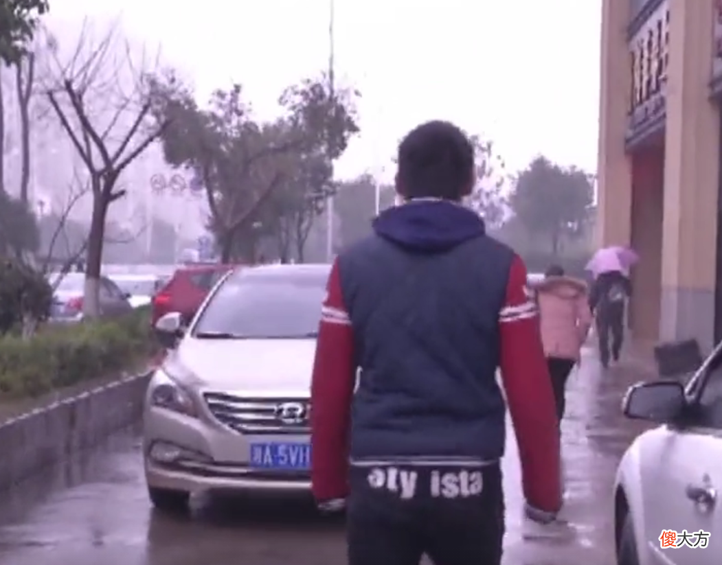 叛逆儿子不想读书，以为自己能日赚100，老板发工资时孩子愣了