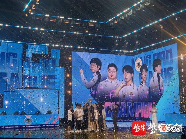 【游戏世界】KPL史上首个七冠战队诞生 狼队4-2掀翻武汉eStart捧