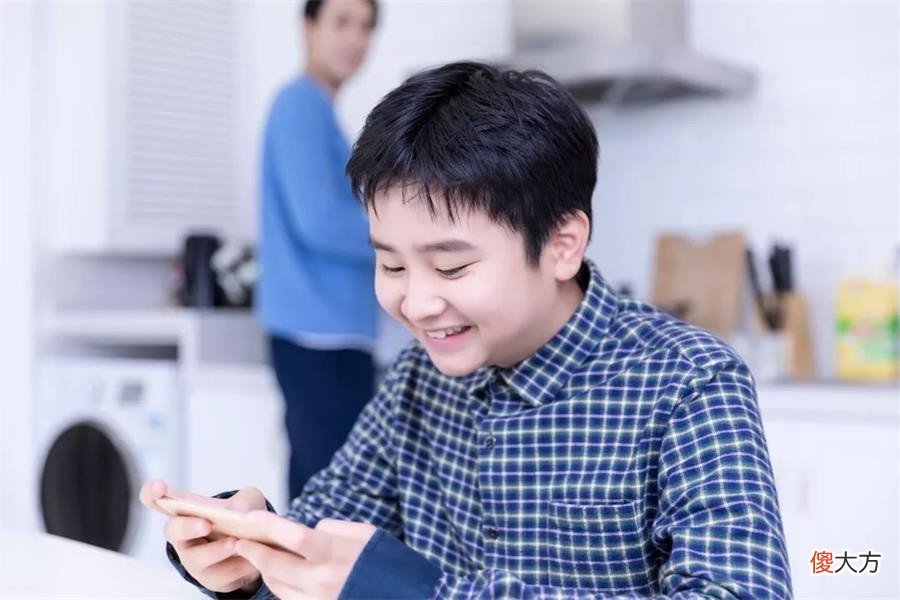 想让孩子放下手机?家长不妨试试这四招,做到后自然能收获惊喜