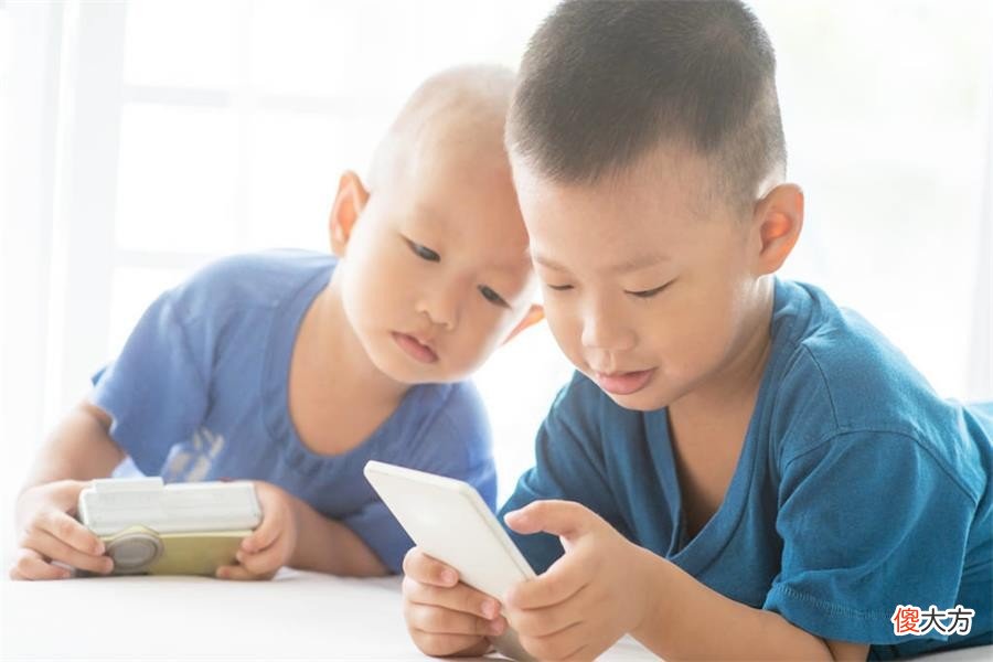 想让孩子放下手机?家长不妨试试这四招,做到后自然能收获惊喜