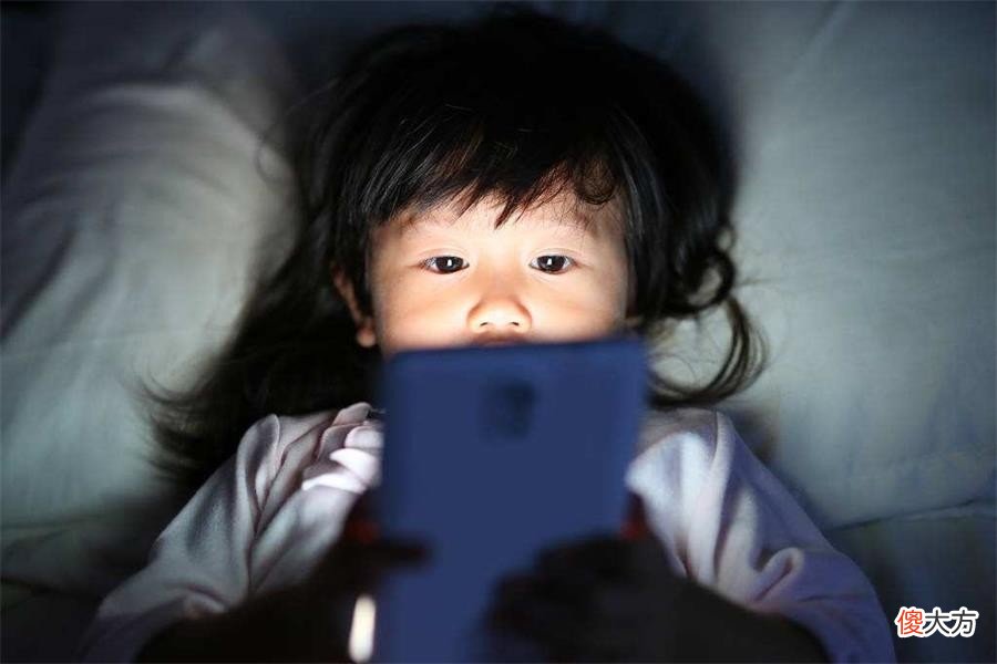 想让孩子放下手机?家长不妨试试这四招,做到后自然能收获惊喜
