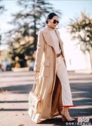 【时尚一点】真正懂穿搭的女人，入秋就穿上了“裸靴”，搭配风衣时髦又显气质