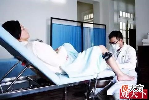 女生下身散发腥臭，医生取出异物不敢相信