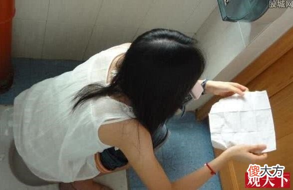 女生下身散发腥臭，医生取出异物不敢相信