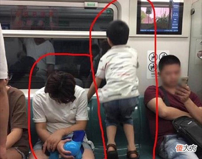 同一节车厢，见证家庭教育的参差，网友：家长是孩子最好的老师