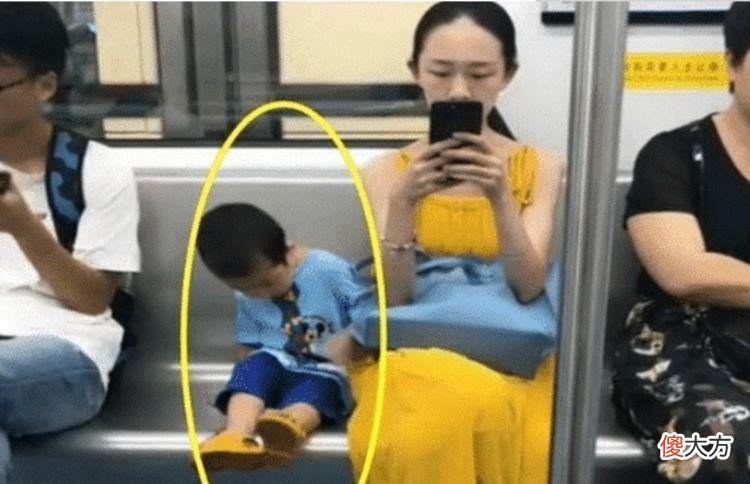 同一节车厢，见证家庭教育的参差，网友：家长是孩子最好的老师