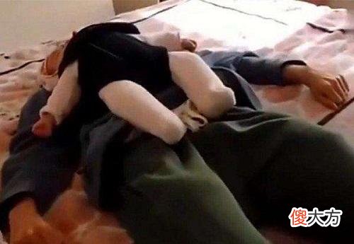 宝宝睡姿：俯卧、侧卧和仰卧，哪种最安全？父母早知道早纠正