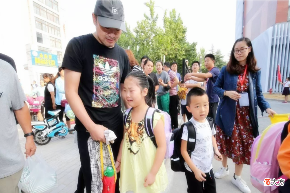 孩子入园第一天，为什么不建议家长蹲墙角偷看？背后原因了解下！