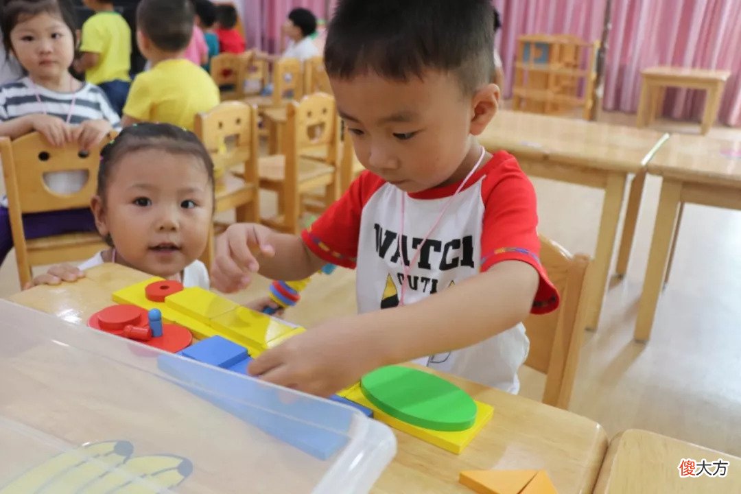 孩子入园第一天，为什么不建议家长蹲墙角偷看？背后原因了解下！