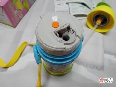 这种保温杯，一不小心就变“喷水杯”，家长如何预防孩子被烫伤？