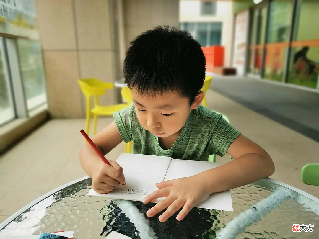 幼儿园识字是在“揠苗助长”？上小学后才发现，提前学的娃有多赚