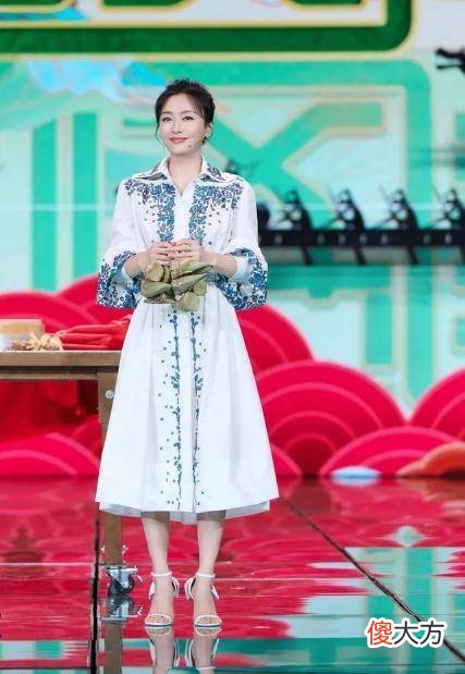 【就爱时尚】秦岚的衬衫连衣裙怎么搭配才好看？