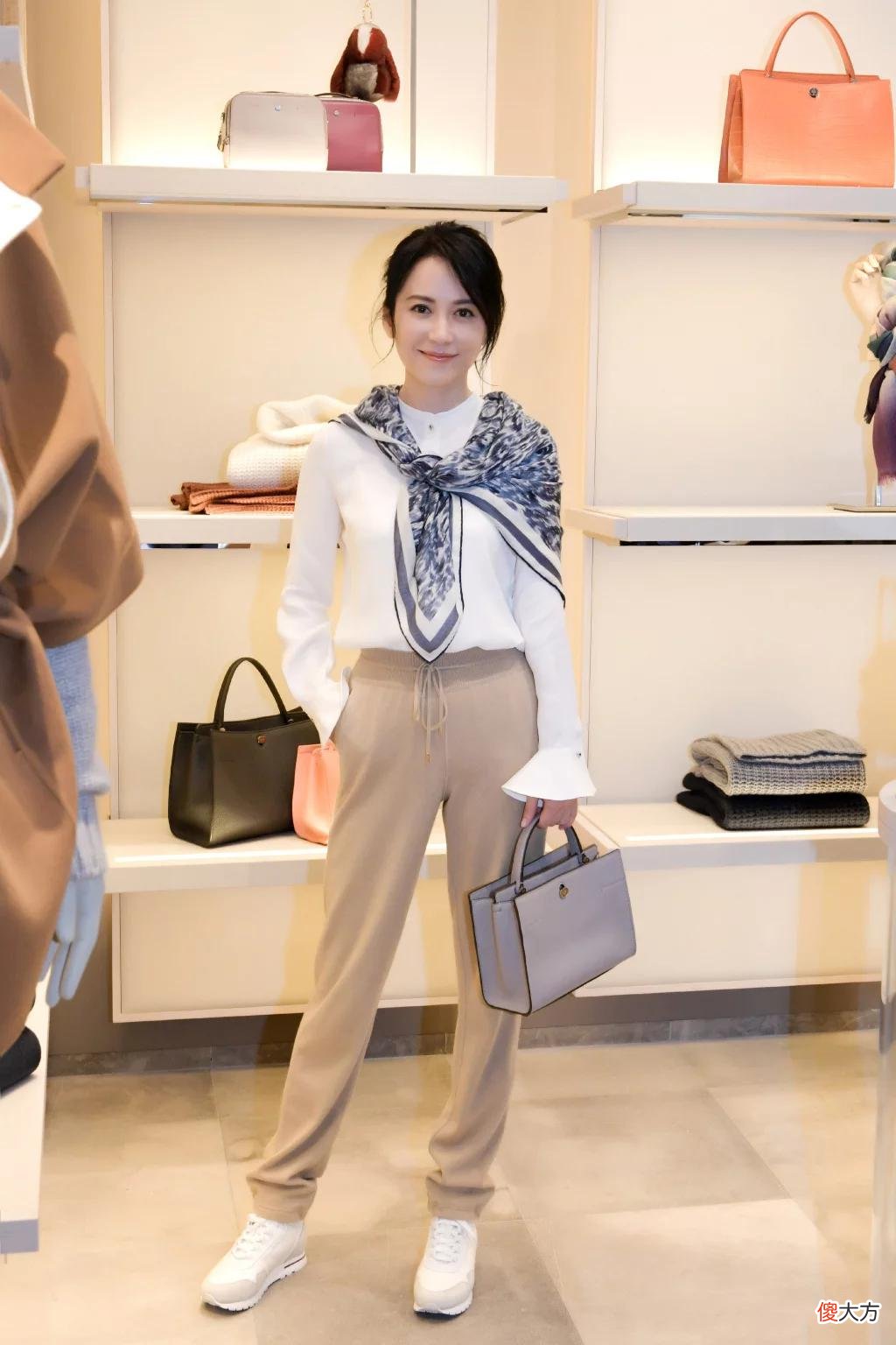 【时尚一点】这才是40岁女人该有的穿搭：不扮嫩不显老，优雅又知性