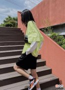 【就爱时尚】大表姐也酷爱这种叠穿的穿搭，颜色清新治愈，俏皮活力十足