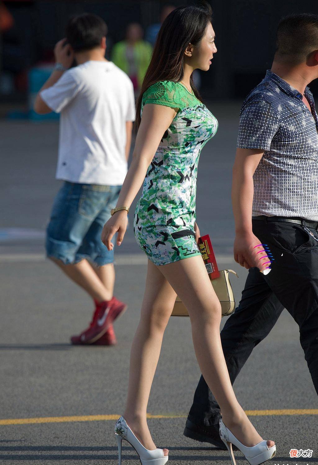 【时尚一点】夏日街头丝袜可以遮阳防晒，为什么女孩子喜欢穿丝袜？
