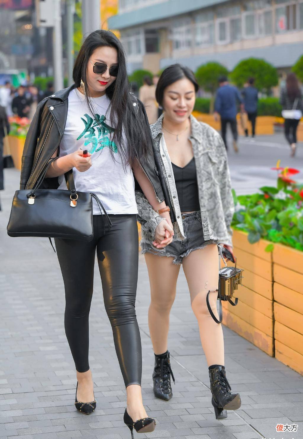 【时尚一点】夏日街头丝袜可以遮阳防晒，为什么女孩子喜欢穿丝袜？