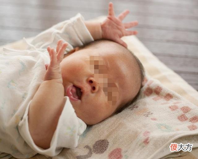 别让孩子用这三种姿势入睡，不仅影响头骨形状，大脑发育还会受限